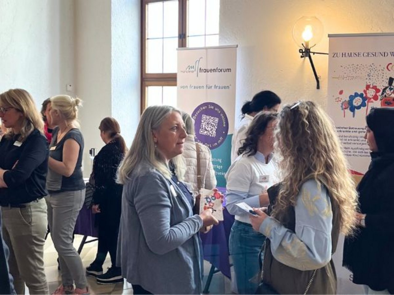 Infoboerse-2025_Ausstellerinnen_Beratung.jpg