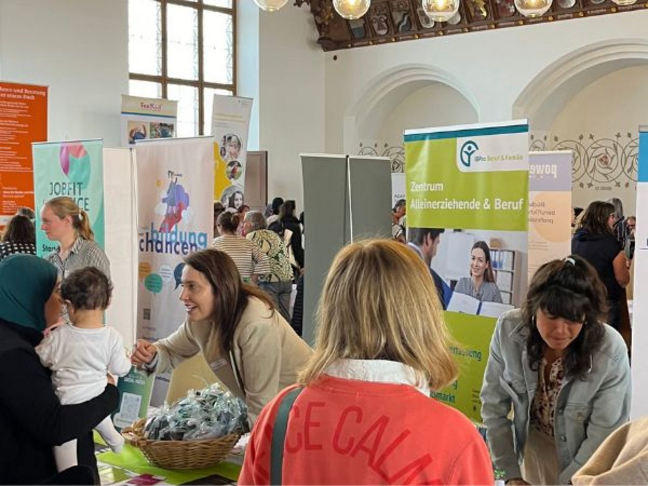 Infoboerse-2025_Ausstellerinnen_Beratungsgespraech.jpg